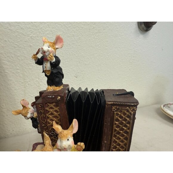 Classic Treasures Musical Animated Accordion & Mouse Sculpture. - Picture 4 of 6